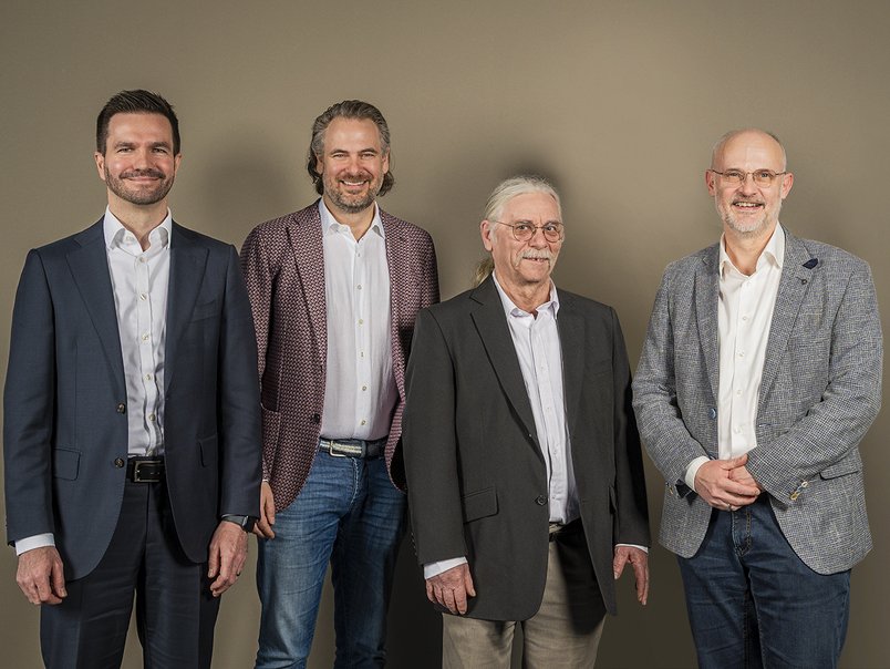 Foto (von links nach rechts): Dr. Florian Blobner, Patrick Paul, Anton Pautz, Dr. Lars Mechold Foto (von links nach rechts): Dr. Florian Blobner, Patrick Paul, Anton Pautz, Dr. Lars Mechold