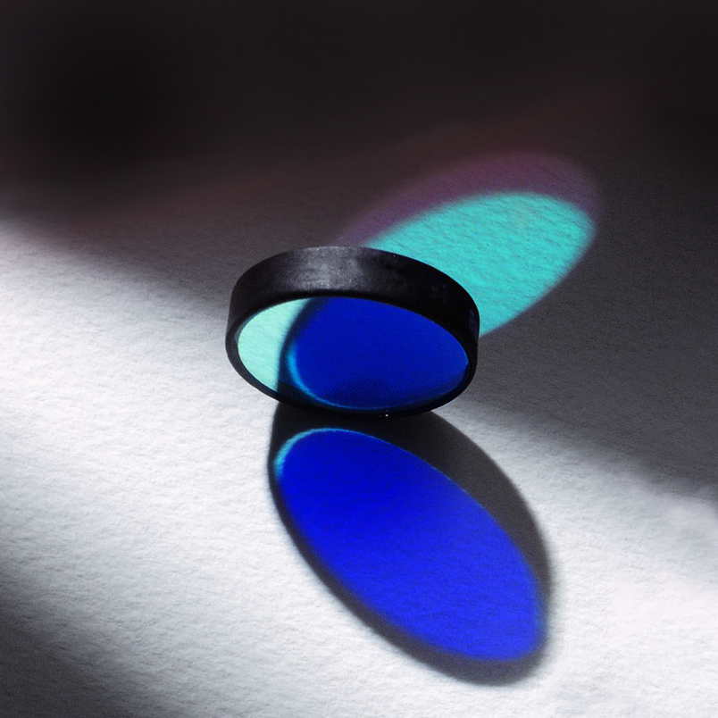 Broadband optical filters for wide wavelength ranges