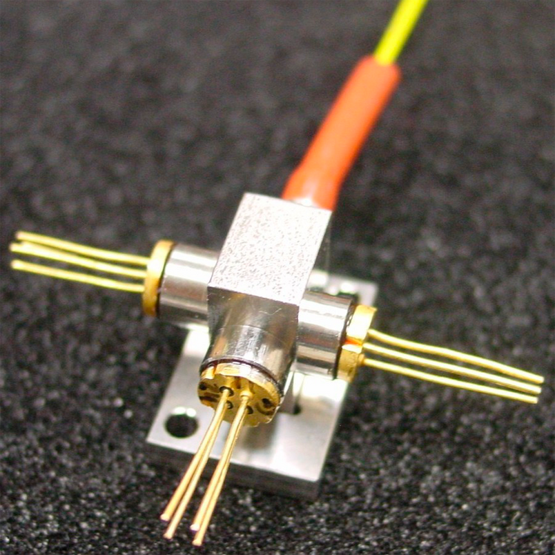 Triplexer laser device for optical communication