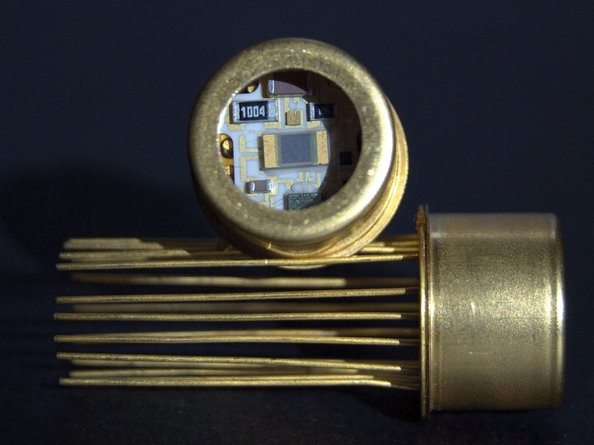 PbSe/PbS Detectors with an Integrated Preamplifier